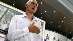 Uzbekistan's coach Rauf Inileev reacts during his team's group one World Cup qualitying match against Qatar in Doha on September 6, 2008. AFP PHOTO/KARIM JAAFAR