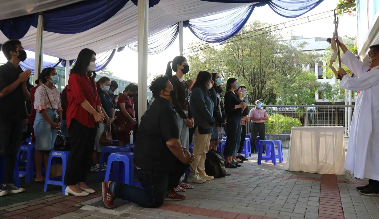 Suasana ibadah Jumat Agung di Gereja Katedral, Jakarta Pusat, Jumat (15/4/2022). Terdapat 3 tempat yang dibuka untuk berlangsungnya ibadat Jumat Agung, yakni area dalam Gereja, aula Yohanes, serta area Plaza Maria. (Liputan6.com/Herman Zakharia)