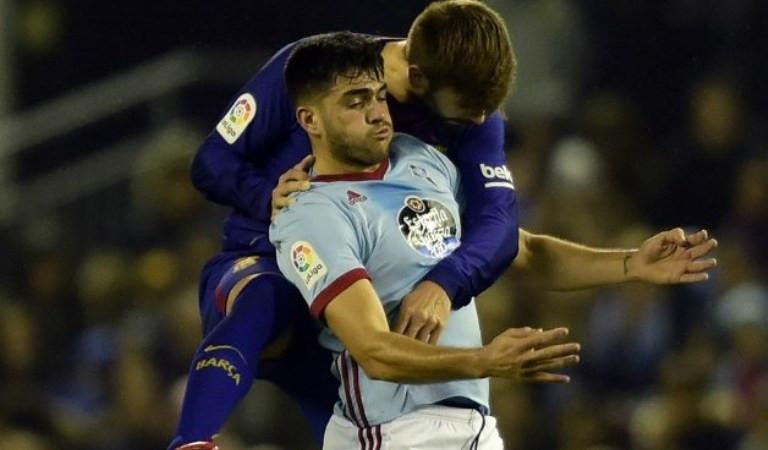 Striker Celta Vigo Maximiliano Gomez (depan) mendapat pengawalan dari bek Barcelona Gerard Pique pada laga Copa del Rey, 4 Januari 2018. (AFP/Miguel Riopa)