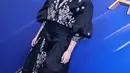 Tissa Biani hadir mengenakan pakaian serba hitam dengan aksen bordiran bunga-bunganya. Dipadukan kalung besar keemasan. [@hairdo_mitsa]