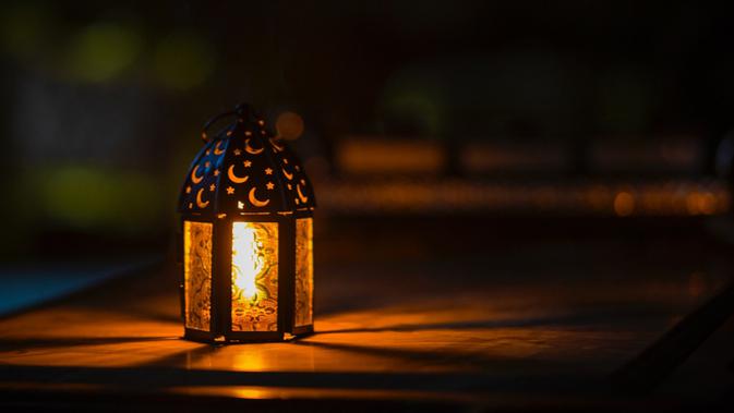 Ilustrasi puasa, Ramadan, Islami. (Photo by Ahmed Aqtai: https://www.pexels.com/photo/photo-of-ramadan-light-on-top-of-table-2233416/)