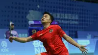 Tunggal putra Indonesia Anthony Sinisuka Ginting saat melawan Jia Heng Jason Teh dari Singapura pada babak ketiga cabang bulu tangkis perorangan Asian Games 2023. Anthony Ginting menang&nbsp;21-14 dan 21-18 di Binjiang Gymnasium, China, Rabu (4/10). (foto: PBSI)