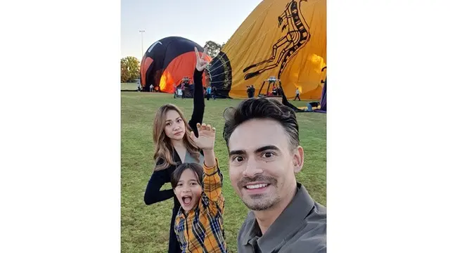 6 Momen Kenangan Ashraf Sinclair Bareng Istri dan Anak, Selalu Kompak