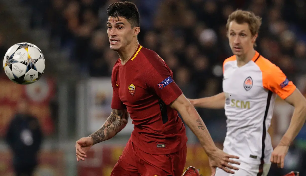 Pemain AS Roma, Diego Perotti mengincar bola saat melawan Shakhtar Donetsk pada leg kedua 16 besar Liga Champions 2017-2018  di Stadion Olimpico, Rabu (14/3). AS Roma melaju ke perempatfinal usai menyingkirkan Shakhtar Donetsk 1-0. (AP/Gregorio Borgia)