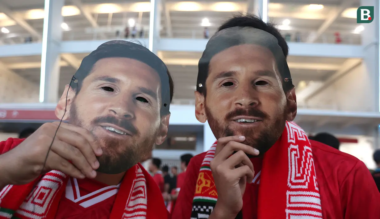 Dua suporter mengenakan topeng Lionel Messi berpose di depan fotografer sebelum laga FIFA Matchday antara Timnas Indonesia melawan Argentina di Satdion Utama Gelora Bung Karno (SUGBK), Senayan, Jakarta, Senin (19/06/2023). (Bola.com/Bagaskara Lazuardi)