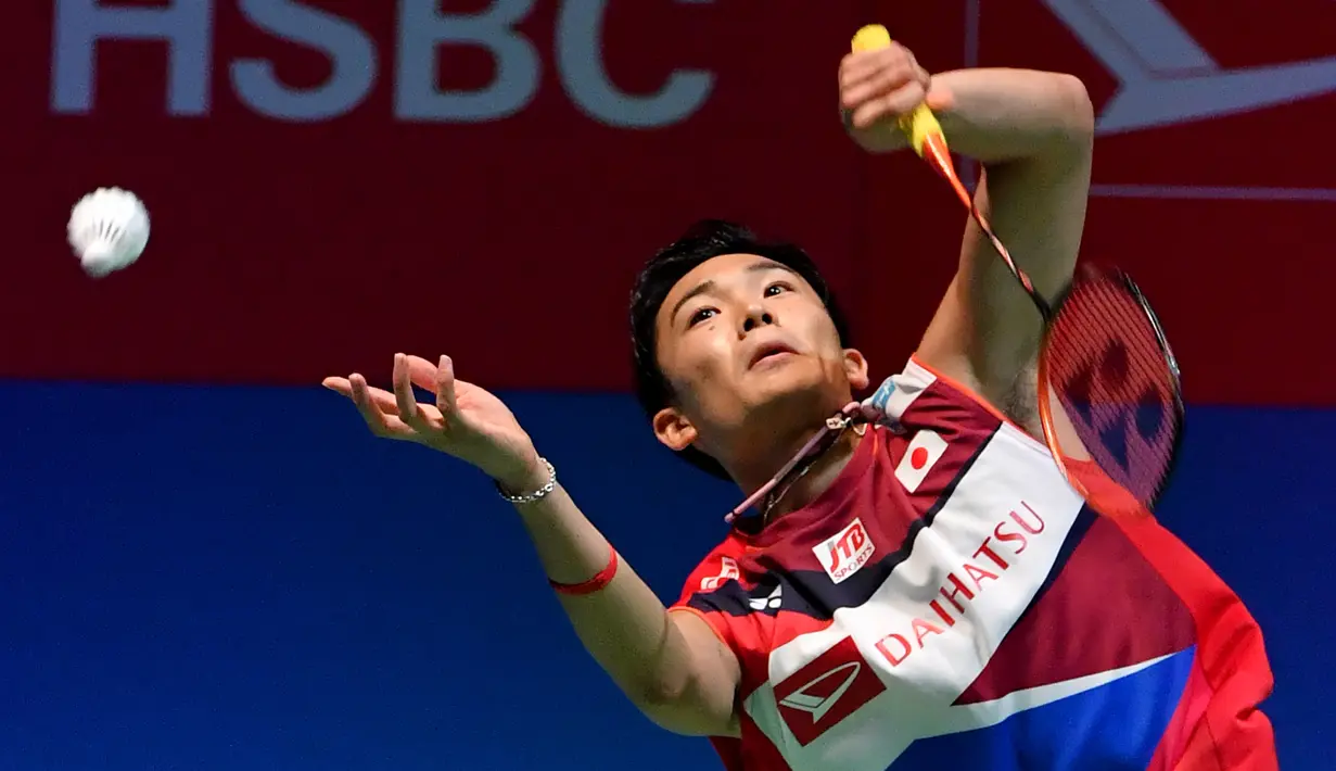 Tunggal putra Jepang, Kento Momota berusaha mengembalikan kok ke tunggal putra Indonesia, Anthony Sinisuka Ginting pada babak perempat final Jepang Terbuka 2019 di Tokyo, Jumat (26/7/2019). Anthony Ginting tersingkir setelah kalah dengan skor 13-21, 22-20 dan 15-21. (TOSHIFUMI KITAMURA/AFP)