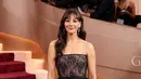 Nuansa klasik-romantis hadir pada Rashida Jones, yang memilih gaun strapless renda hitam. Detail lace transparan mempertegas kesan feminin, disempurnakan riasan Dior Beauty yang lembut. [Dok/DIOR].