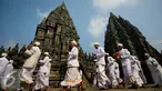 Umat hindu mengikuti upacara Tawur Agung Kesanga mengelilingi Candi Prambanan, Yogyakarta, Selasa (8/3/2016). Upacara di gelar untuk menyambut perayaan Nyepi tahun baru Saka 1938. (Liputan6.com/Boy Harjanto)