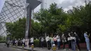 Orang-orang yang mengenakan masker mengantre di tempat pengujian virus corona COVID-19 pada hari ketiga tes massal untuk jutaan penduduk di Distrik Chaoyang, Beijing, China, 15 Juni 2022. (AP Photo/Mark Schiefelbein)