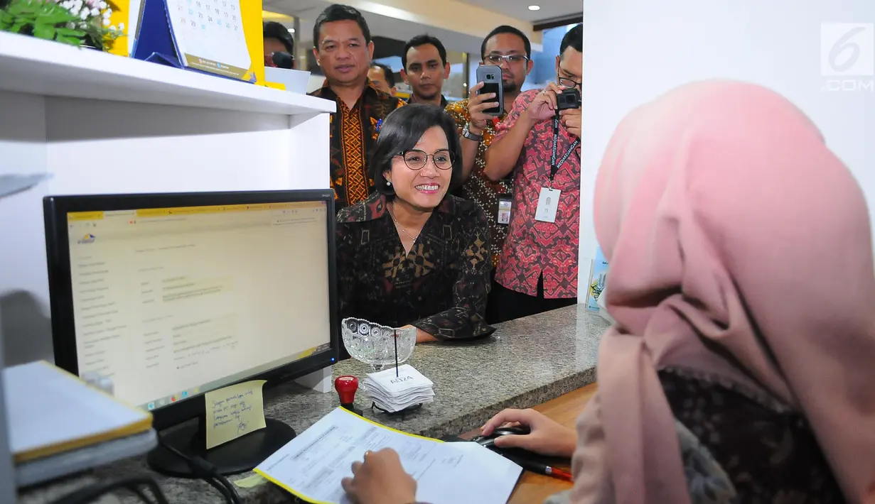 Menkeu Sri Mulyani Indrawati meninjau kegiatan pelaporan SPT pajak penghasilan (PPh) di kantor pelayanan Pajak, Jakarta, Jumat (29/3). Sri Mulyani mengecek langsung proses laporan SPT dengan batas pelaporan SPT untuk orang pribadi adalah per 31 Maret 2019. (Liputan6.com/Angga Yuniar)