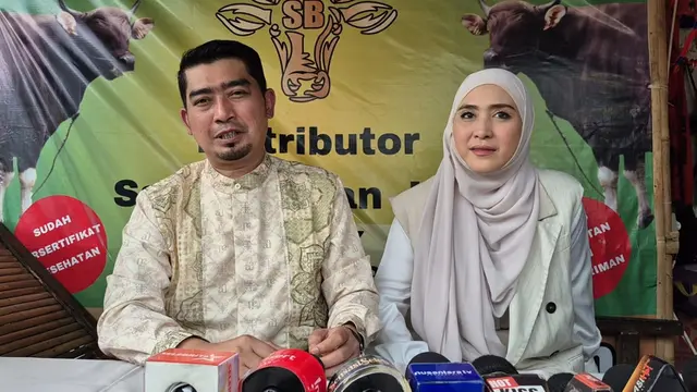 Ustaz Solmed dan April Jasmine.
