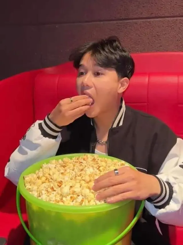 8 Potret Netizen Bawa Wadah Nyeleneh ke Bioskop saat Promo Popcorn, Bikin Geleng Kepala