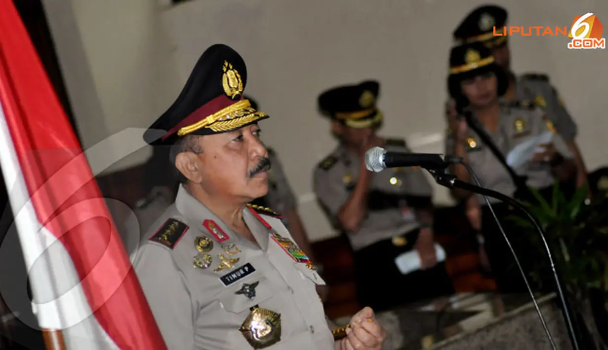 Dengan sikap tegap Kapolri Jenderal Timur Pradopo menerima laporan 17 Perwira Tinggi Polri yang mendapat kenaikan pangkat satu tingkat lebih tinggi di Rupatama Mabes Polri (Liputan6.com/ Helmi Fithriansyah)
