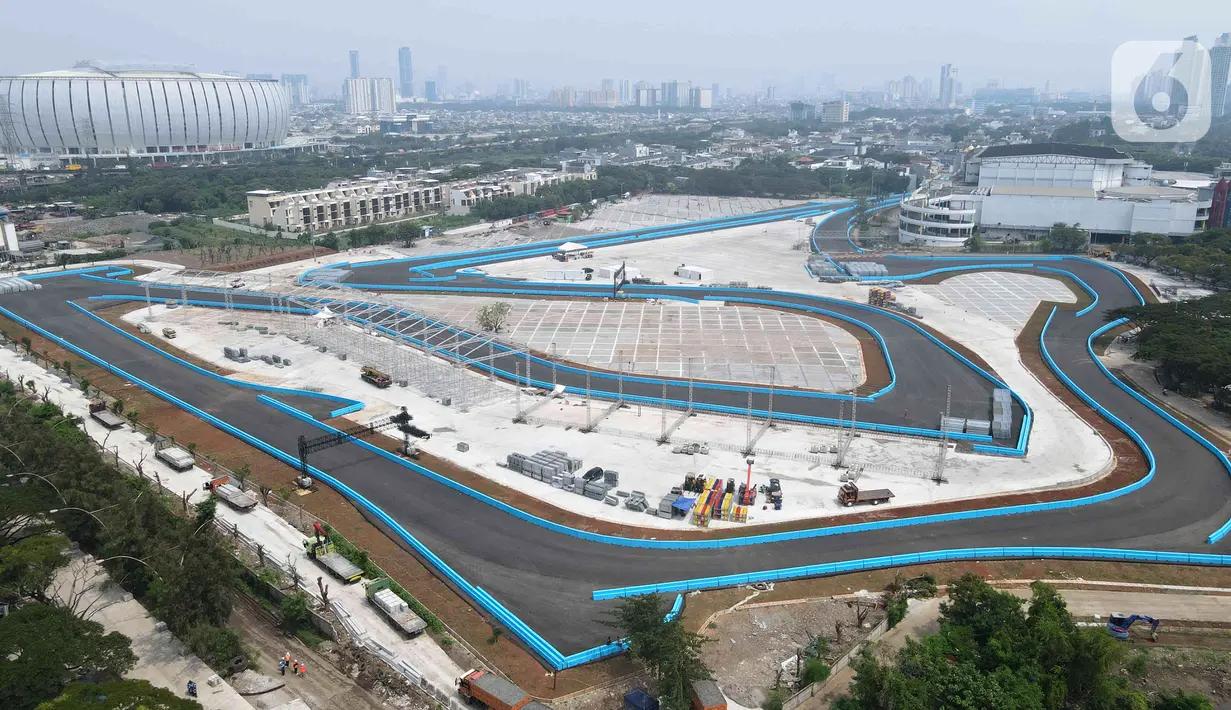 Foto udara suasana pembangunan Jakarta International E-Prix Circuit (JIEC) di kawasan Ancol, Jakarta, Rabu (11/5/2022). Pembangunan JIEC sudah mencapai 100 persen dan menyisakan pemasangan infrastruktur tambahan berupa grandstand dan jembatan penyeberangan yang ditargetkan selesai pada akhir pekan ketiga Mei. (Liputan6.com/Herman Zakharia)