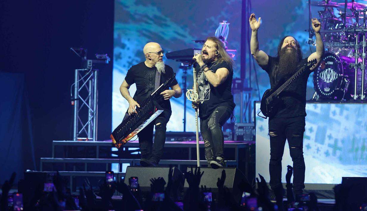 Vokalis band Dream Theater James LaBrie (tengah) saat tampil pada Konser "An Evening With Dream Theater - 40th Anniversary Tour" di Beach City International Stadium, Jakarta, Sabtu 7 Februari 2026. (Kapanlagi.com/Budy Santoso)