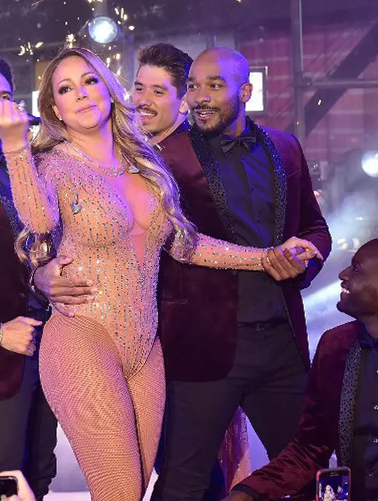 Mariah Carey mengalami kegagalan saat bernyanyi di panggung malam pergantian tahun di Times Square, New York. Pihak Mariah mengatakan, sebelum tampil Mariah sudah melakukan check sound. (AFP/Bintang.com)