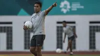 Pelatih Timnas Indonesia, Bima Sakti, memberikan instruksi saat latihan di Stadion Wibawa Mukti, Jawa Barat, Senin (10/9/2018). Latihan ini persiapan jelang laga uji coba melawan Mauritius. (Bola.com/Vitalis Trisna)