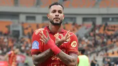 Penyerang andalan Persija Jakarta, Maxwell Souza melakukan selebrasi usai mencetak gol penentu kemenangan atas PSM Makassar pada pekan ke-22 BRI Super League 2025/2026 yang digelar di Jakarta International Stadium, Jumat (20/2) malam WIB. (Bola.com/Abdul Aziz)