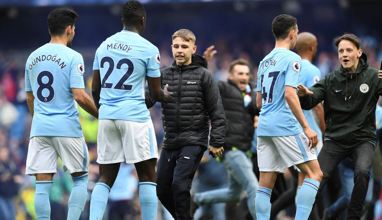 Beberapa Fans menyapa pemain Manchester City saat turun ke lapangan pada lanjutan Premier League di Etihad Stadium, Manchester,(22/4/2018). Manchester City menang 5-0. (AFP/Paul Ellis)