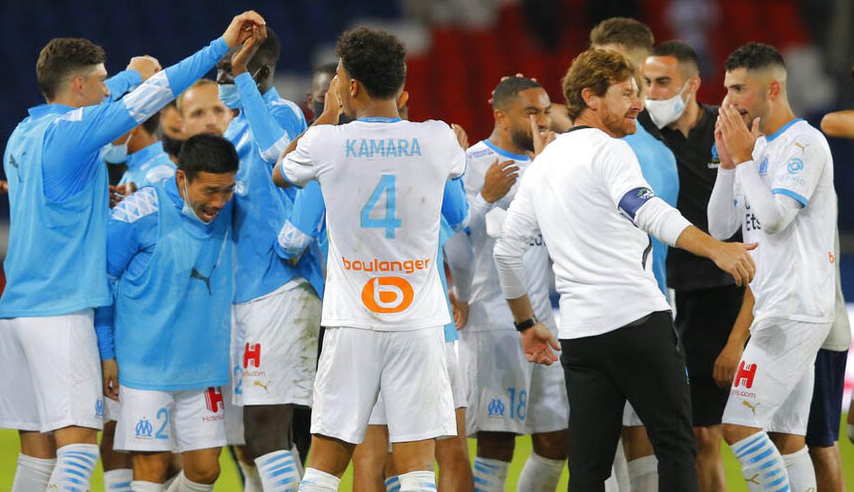 Para pemain Marseille merayakan kemenangan atas Paris Saint-Germain (PSG) pada laga Ligue 1 di di Stade de France, Senin (14/9/2020). PSG takluk 0-1 dari Marseille. (AP Photo/Michel Euler)