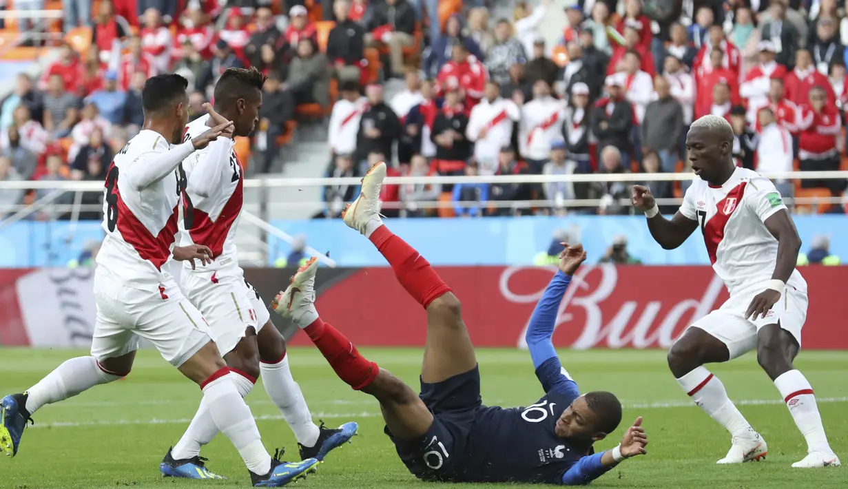 Striker Prancis, Kylian Mbappe, terjatuh saat melawan Peru pada laga grup C Piala Dunia di Yekaterinburg Arena, Yekaterinburg, Kamis (21/6/2018). Dirinya menjadi pencetak gol termuda Prancis di turnamen bergengsi. (AP/David Vincent)