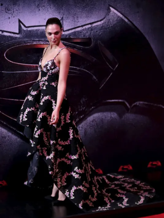 Aktris pemeran 'Wonder Woman', Gal Gadot mengenakan gaun hitam bermotif floral saat tiba di karpet merah untuk menghadiri pemutaran film "Batman v Superman: Dawn Of Justice" di Meksiko, 19 Maret 2016. (REUTERS/Henry Romero)