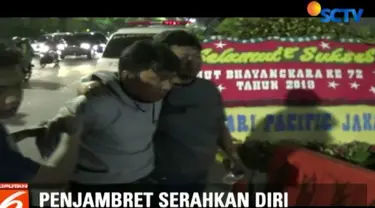 Tersangka menyerahkan diri karena mengaku takut dan resah diburu polisi.