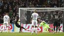 Pemain PSG, Edinson Cavani (2kiri) mencetak gol lewat titik putih saat melawan Celtic pada laga grup B Liga Champions di Celtic Park stadium, Glasgow (12/9/2017). PSG menang 5-0. (Andrew Milligan/PA via AP)