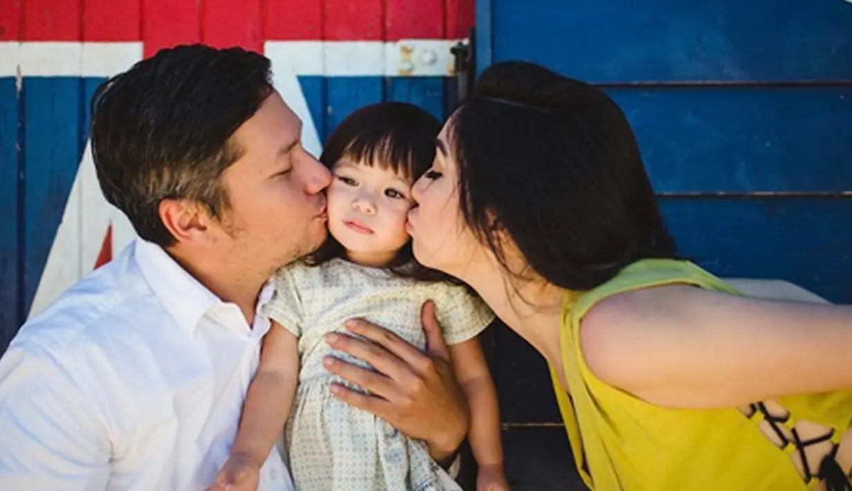 Tidak hanya Gisella Anastasia yang sering mengabadikan pertumbuhan anaknya yang menggemaskan itu. Sebagai ayah, Gading Marten pun juga selalu mengunggah momen kebersamaannya dengan Gempita Nora Marten. (Instagram/gisel_la)