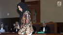 Terdakwa gratifikasi dan suap pemberian izin lokasi perkebunan kelapa sawit, Rita Widyasari bersiap menjalani sidang tuntutan di Pengadilan Tipikor, Jakarta, Senin (25/6). Rita dituntut hukuman 15 tahun penjara. (Liputan6.com/Helmi Fithriansyah)