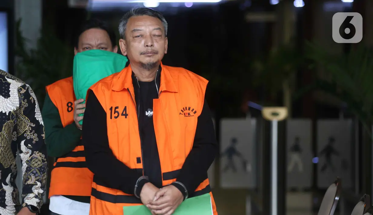 I Wayan Eka Mariarta merupakan tersangka kasus dugaan suap terkait pengurusan eksekusi sengketa lahan di Tapos, Depok, Jawa Barat. Tampak dalam foto, tersangka kasus dugaan korupsi sengketa lahan, I Wayan Eka Mariarta, usai menjalani pemeriksaan lanjutan di Gedung Merah Putih Komisi Pemberantasan Korupsi (KPK), Jakarta, Selasa (5/5/2026). (Liputan6.com/Helmi Fithriansyah)