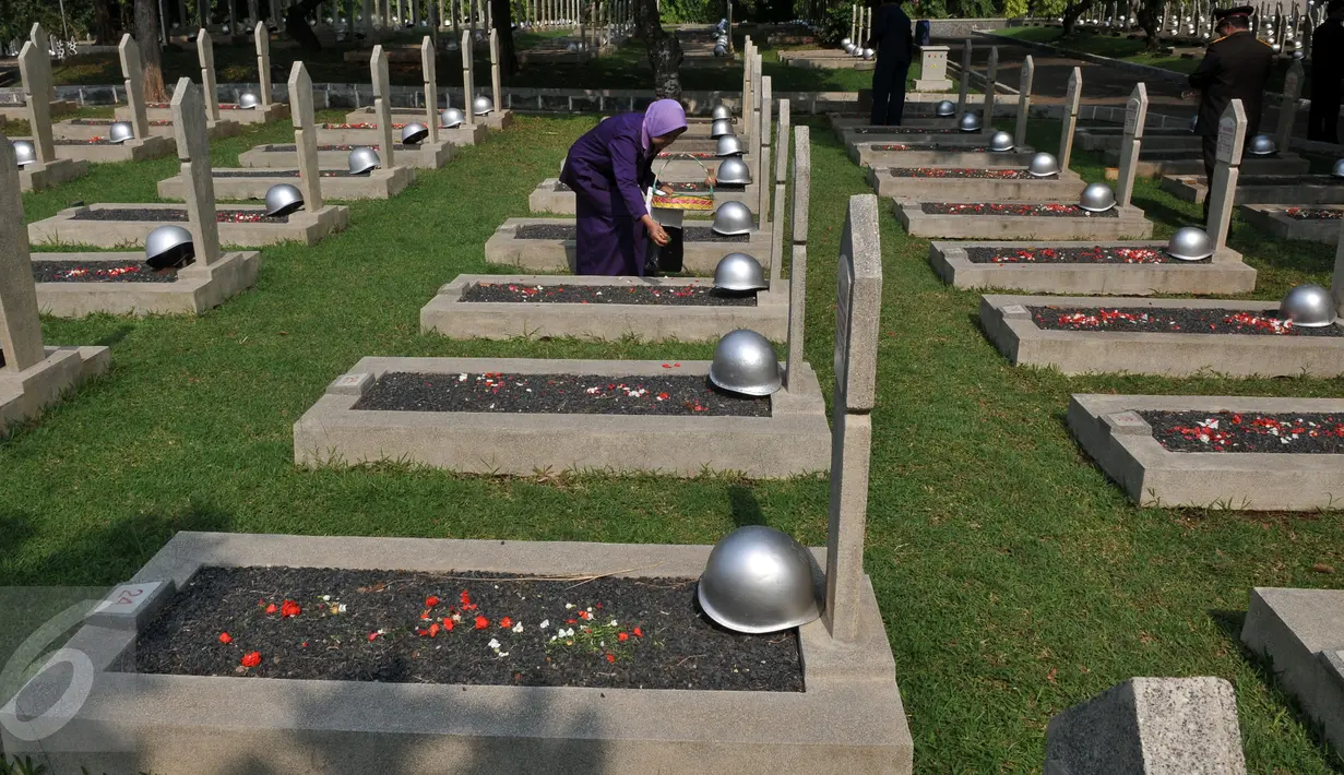 Pengunjung melakukan tabur bunga di Taman Makam Pahlawan Nasional Utama, Kalibata, Jakarta, Selasa (10/11). Hari Pahlawan diperingati setiap tanggal 10 November. (Liputan6.com/Johan Tallo)