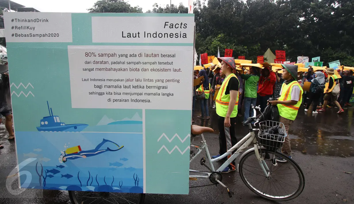 Suasana unjuk rasa di depan gedung KPK, Jakarta, Kamis (23/3). Sebelum berorasi, massa melalukan long march dari jalan HOS Cokroaminoto menuju Gedung KPK. (Liputan6.com/Helmi Afandi)