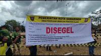 Wali Kota Samarinda, Andi Harun memimpin langsung penyegelan proyek lahan lapangan soccer Voorvo di Samarinda.