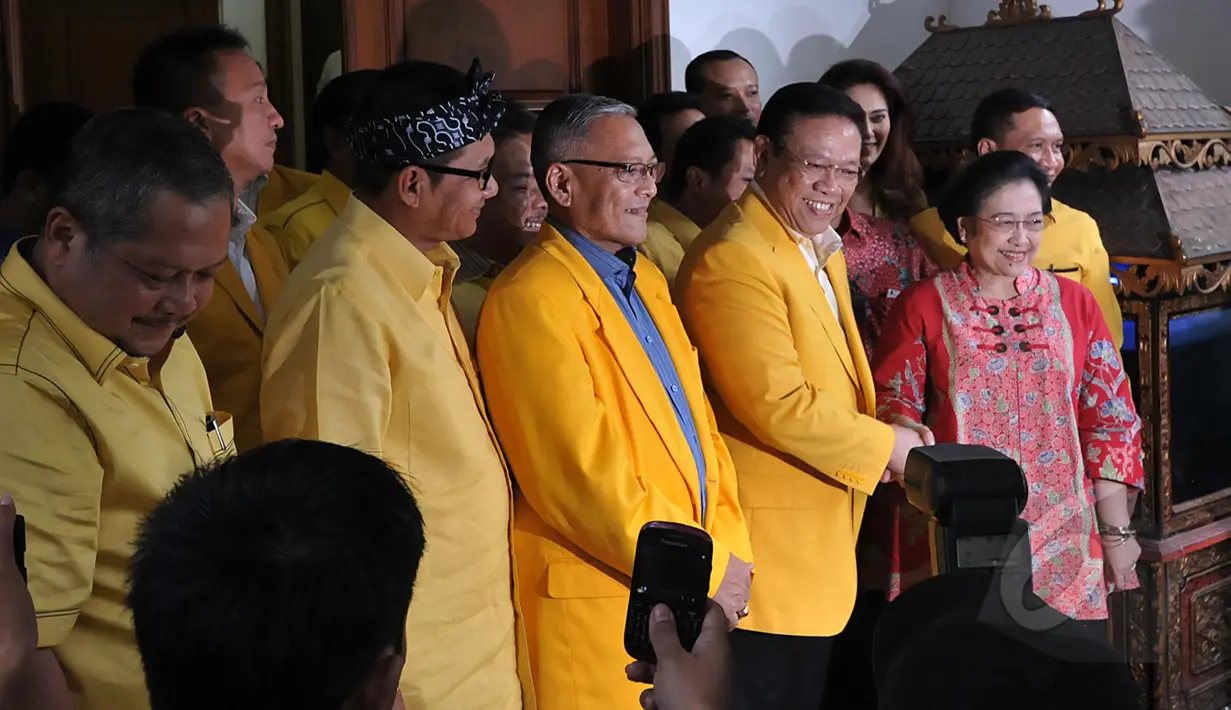 Agung Laksono berjabat tangan dengan Megawati Soekarnoputri, Menteng, Jakarta, Senin (16/3/2015). Pertemuan ini adalah rangkaian safari politik Golkar Munas Ancol ke partai-partai pendukung pemerintah (Liputan6.com/Johan Tallo)