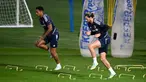 Pemain Juventus Adrien Rabiot (kanan) mengambil bagian dalam sesi latihan di JTC Continassa, Turin, Italia, 1 November 2022. Juventus akan menghadapi Paris Saint-Germain (PSG) pada pertandingan sepak bola Liga Champions. (FRANCK FIFE/AFP)