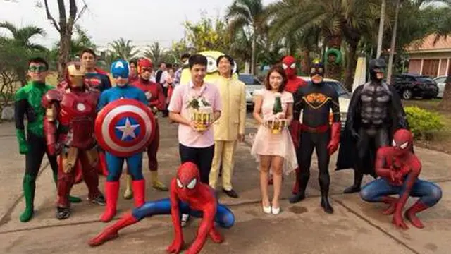 6 Potret Tamu Pernikahan Pakai Kostum Superhero Ini Nyeleneh Banget