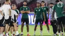 Timnas Arab Saudi melakukan sesi latihan resmi jelang bertanding melawan Indonesia pada Selasa 19 November 2024. (Liputan6.com/Angga Yuniar)
