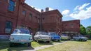 Deretan mobil antik dipamerkan dalam sebuah festival yang diadakan di Karosta di Kota Liepaja, Latvia, pada 14 Juni 2020. (Xinhua/Janis Laizans)