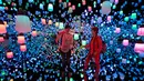 Pengunjung melintasi instalasi "Forest of Resonating Lamps" di Museum Seni Digital Mori Building, Tokyo, 21 Juni 2018. Yang membedakan, Lamps menggunakan ratusan lampion yang warna lampunya dapat berubah karena interaksi dengan manusia (AP/Shuji Kajiyama)