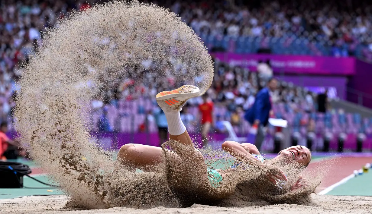 Atlet Uzbekistan, Ekaterina Voronina berkompetisi pada nomor lompat jauh di Asian Games 2022 di Hangzhou, China, 1 Oktober 2023. (AFP/William West)