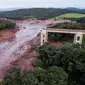 Jembatan runtuh akibat banjir yang dipicu jebolnya bendungan di Brumadinho, Brasil, Jumat (25/1). Sembilan orang dipastikan meninggal dunia, sementara 200 lainnya dinyatakan hilang. (Bruno Correia/Nitro via AP)