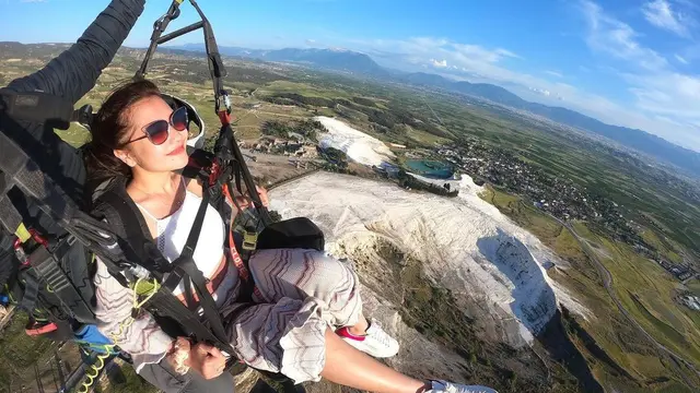 Prilly Latuconsina main paralayangan di Turki