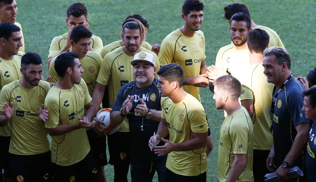 Legenda Argentina, Diego Maradona bersama pemain Dorados de Sinalo saat sesi latihan di Stadion Banorte, Meksiko,(10/9). Diego Maradona resmi menjadi manajer Dorados de Sinalo menggantikan Francisco Gamez yang dipecat. (AP Photo/Marco Ugarte)