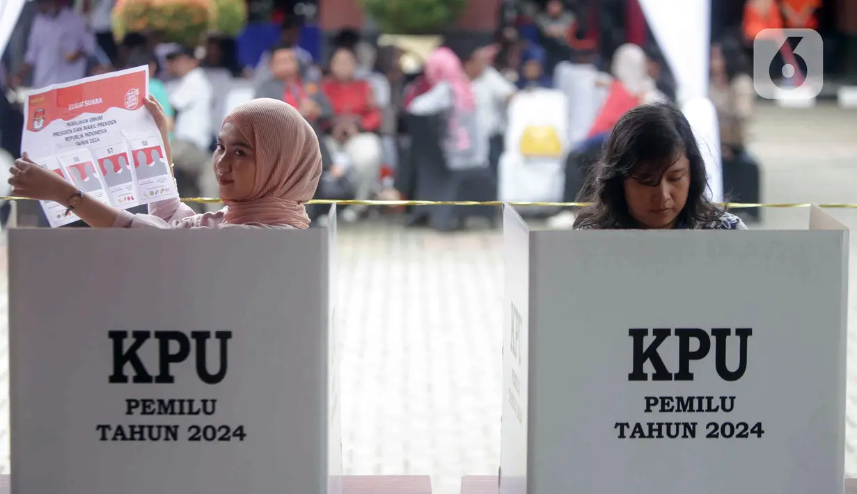 Warga memasukkan surat suata saat simulasi pemungutan suara Pemilu 2024 di Halaman Kantor Wali Kota Jakarta Pusat, Rabu (17/1/2024). Komisi Pemilihan Umum (KPU) Jakarta Pusat menggelar simulasi pemungutan dan penghitungan suara di Tempat Pemungutan Suara (TPS). (Liputan6.com/Herman Zakharia)