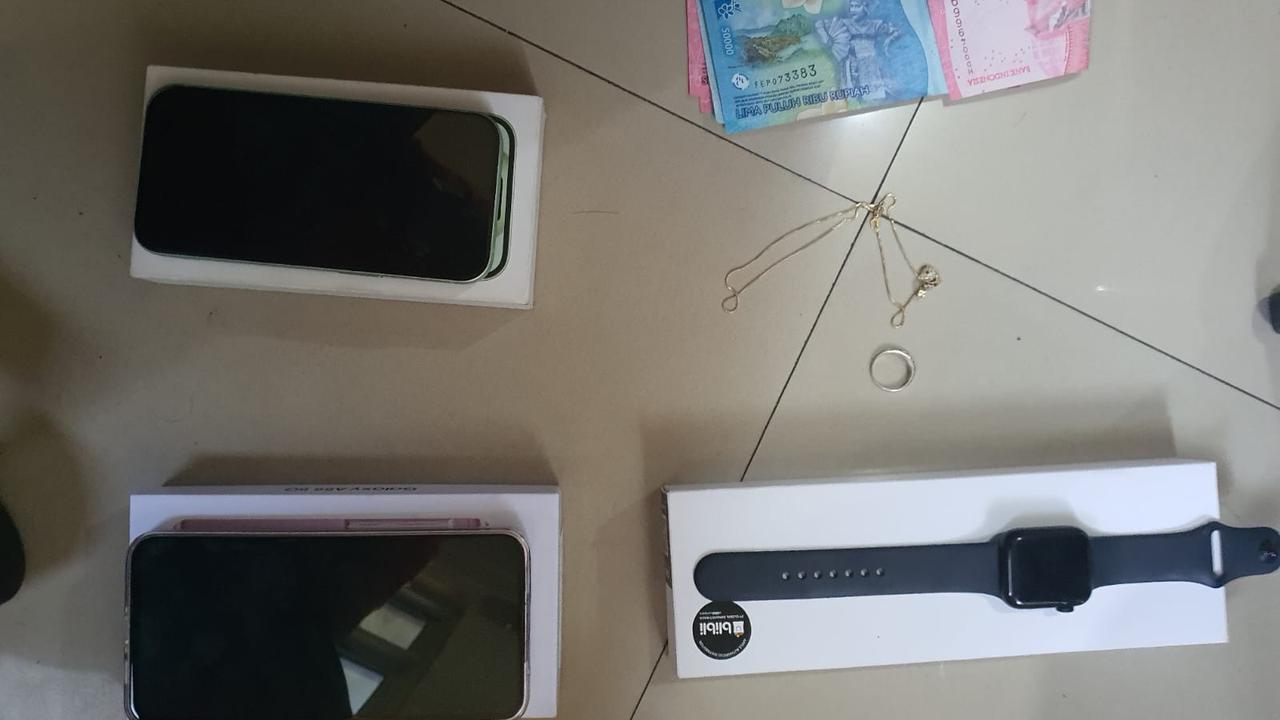 Barang bukti penangkapan pasangan suami-istri (pasutri) atas kasus penipuan dan penggelapan uang puluhan juta milik seorang Pegawai Negeri Sipil (PNS).