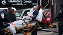 Seorang korban terluka di bawa menuju ambulans yang menunggu di depan Brooklyn Atlantic Terminal, New York, Rabu (4/1). Lebih dari 100 orang terluka akibat kereta komuter Long Island Road keluar jalur pada jam sibuk. (AFP PHOTO/Kena Betancur)