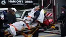 Seorang korban terluka di bawa menuju ambulans yang menunggu di depan Brooklyn Atlantic Terminal, New York, Rabu (4/1). Lebih dari 100 orang terluka akibat kereta komuter Long Island Road keluar jalur pada jam sibuk. (AFP PHOTO/Kena Betancur)