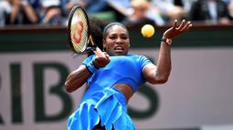 Serena Williams berusaha mengembalikan bola pukulan Kristina Mladenovic dalam babak ketiga Prancis Terbuka 2016 di Roland Garros, Prancis, (28/5/2016). (AFP/Miguel Medina)