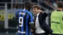 Pelatih Inter Milan Antonio Conte memeluk Romelu Lukaku usai menang tas Lecce pada laga pertama Serie A 2019/2020 di Stadio Giuseppe Meazza, Senin (26/8/2019). Antonio Conte mencatatkan debut manis usai mengantarkan Inter Milan melibas tim promosi Lecce 4-0. (AP Photo/Luca Bruno)